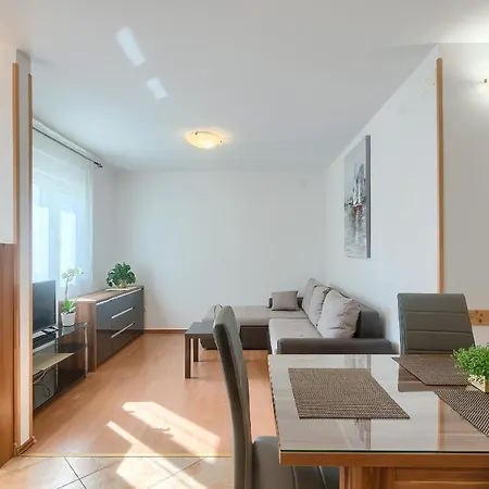 Apartman Gilly 1 *