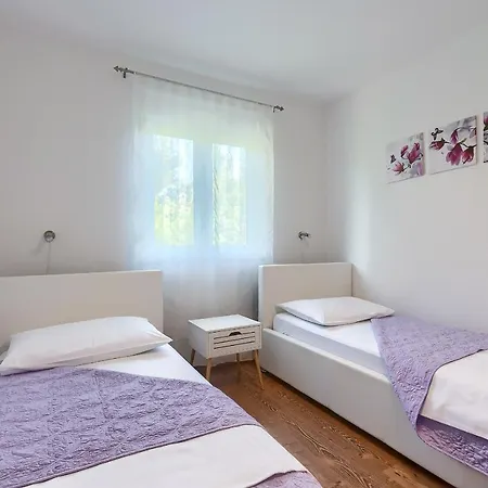 Gilly 1 Apartment *